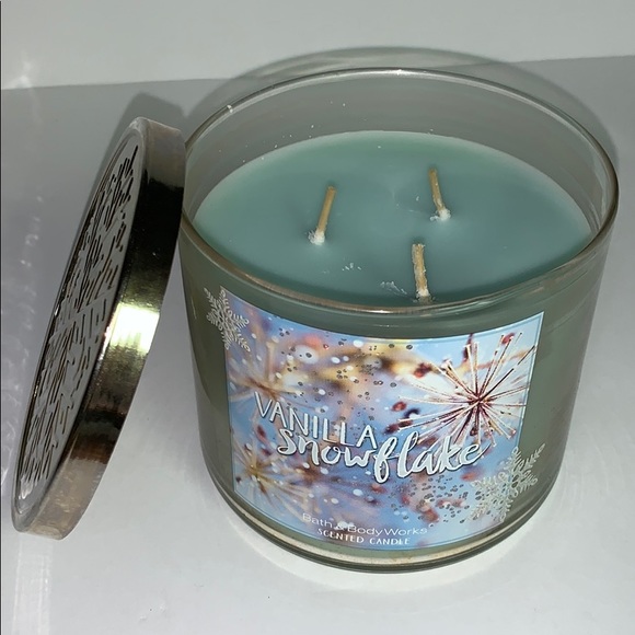 Vanilla Snowflake 3 Wick 🕯Bath & Body Works - Picture 1 of 10